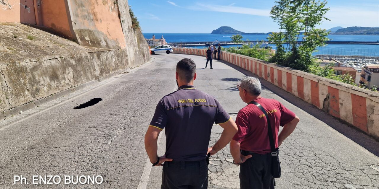 ULTIM’ORA| Si apre una voragine in via Pergolesi: chiusa al transito la strada