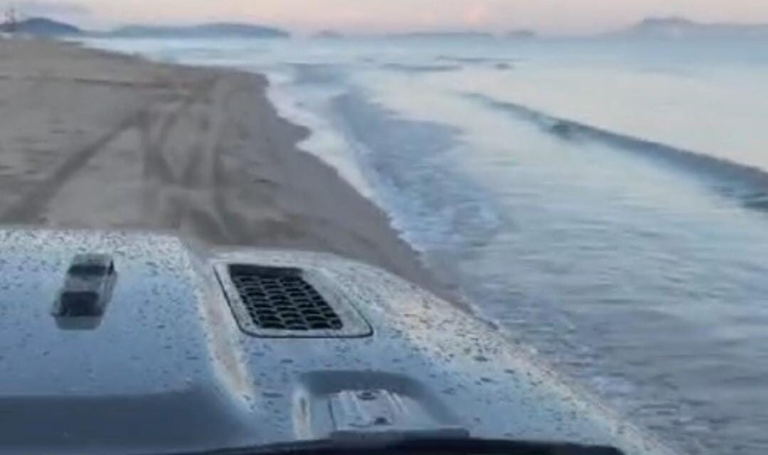 IL VIDEO/ Sfrecciano con l’auto sulla spiaggia, la follia di due neomelodici «Vai un po’ nell’acqua, accelera e pigliati questa emozione»