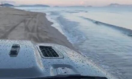 IL VIDEO/ Sfrecciano con l’auto sulla spiaggia, la follia di due neomelodici «Vai un po’ nell’acqua, accelera e pigliati questa emozione»