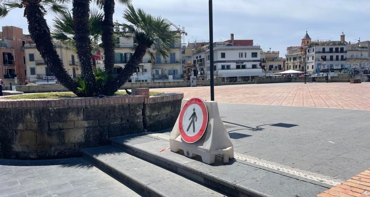 POZZUOLI| Sciame sismico in corso, Piazza a Mare “chiude” ai pedoni – LE FOTO