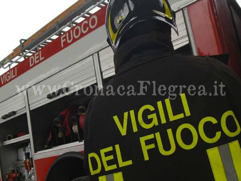 BACOLI/ Furgone in fiamme in via Cappella, sul posto i vigili del fuoco – Cronaca Flegrea