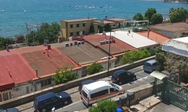 «Ambulanza bloccata nel traffico a Lucrino a causa dei pendolari del mare» – Cronaca Flegrea