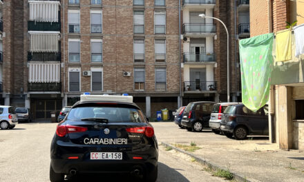 È ai domiciliari ma sale al sesto piano del suo palazzo per rubare le ringhiere di ferro: arrestato – Cronaca Flegrea