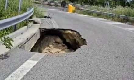 POZZUOLI/ «La voragine sulla superstrada all’uscita di Monterusciello si sta allargando» – Cronaca Flegrea