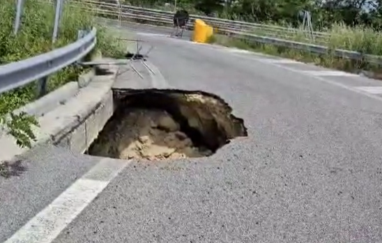 POZZUOLI/ «La voragine sulla superstrada all’uscita di Monterusciello si sta allargando» – Cronaca Flegrea