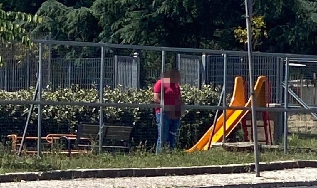 POZZUOLI/ Si cala i pantaloni e urina tra le giostrine per bambini – Cronaca Flegrea