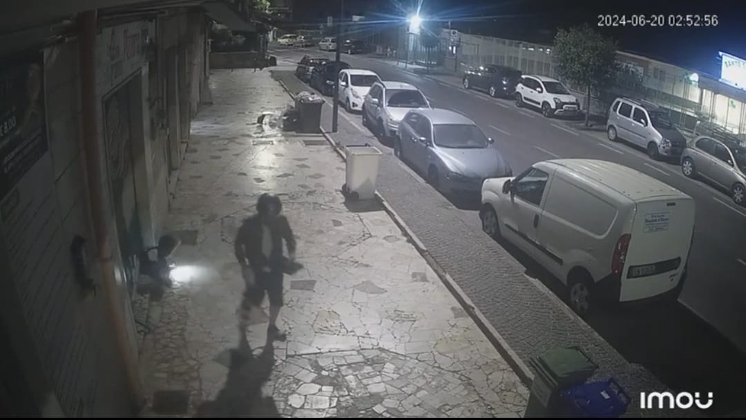 POZZUOLI/ «Fa ambress Antonio» il dialogo tra i ladri durante il furto durato 32 secondi – IL VIDEO – Cronaca Flegrea