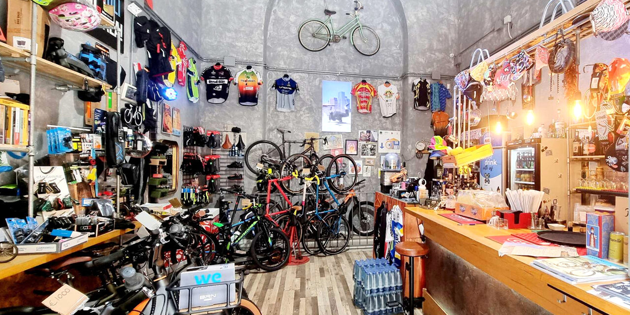 La ciclofficina con bar Bicycle House a Napoli