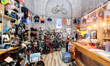 La ciclofficina con bar Bicycle House a Napoli