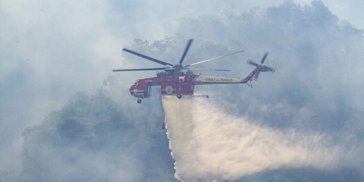 Brucia ancora la collina dei Camaldoli, in volo mezzi aerei – Cronaca Flegrea