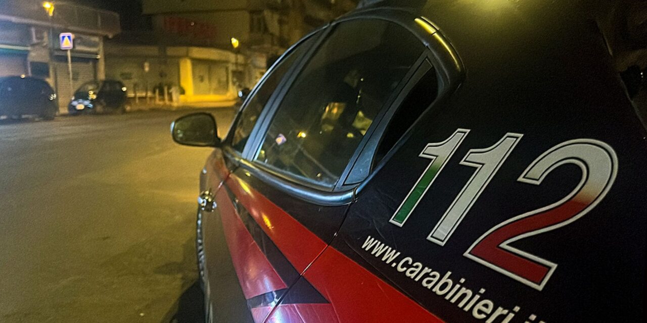 Con un tondino di ferro ferisce alcuni passanti e danneggia le auto in sosta: arrestato – Cronaca Flegrea