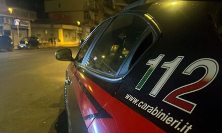 Con un tondino di ferro ferisce alcuni passanti e danneggia le auto in sosta: arrestato – Cronaca Flegrea