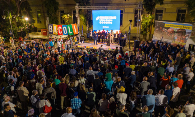 La carica dei mille in piazza per Ermanno Schiano sindaco di Bacoli – LE FOTO – Cronaca Flegrea