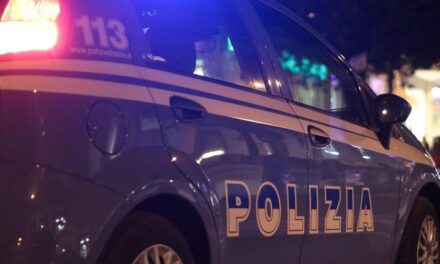 Picchia la moglie davanti ai figli: la Polizia arresta un 47enne