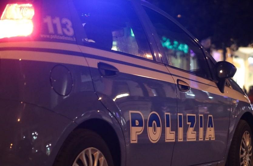 Picchia la moglie davanti ai figli: la Polizia arresta un 47enne