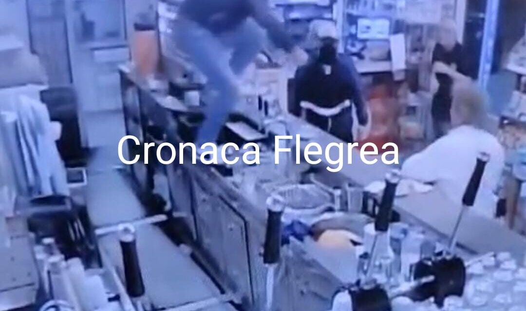 rapinatori saltano sul bancone e portano via l’incasso – LE FOTO IN ESCLUSIVA – Cronaca Flegrea