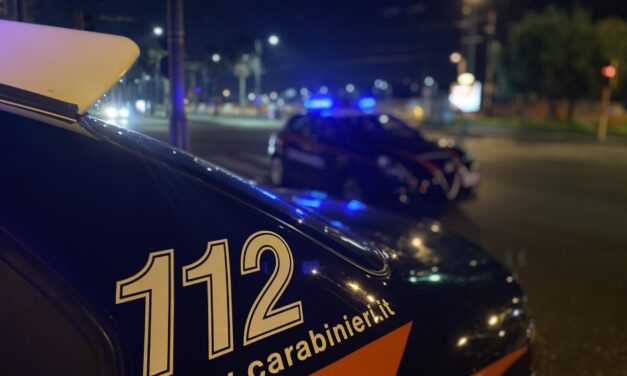 Sfuggono all’alt e impennano davanti ai carabinieri con moto da corsa: un arresto e una denuncia