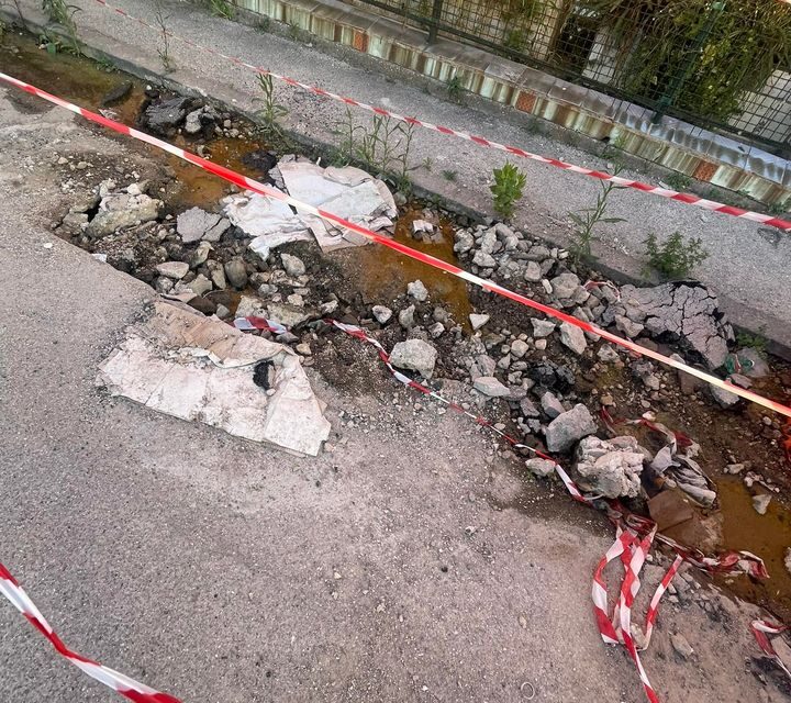 POZZUOLI/ «Infiltrazioni d’acqua, suolo che si deforma, melma e puzza in via Artiaco» – Cronaca Flegrea