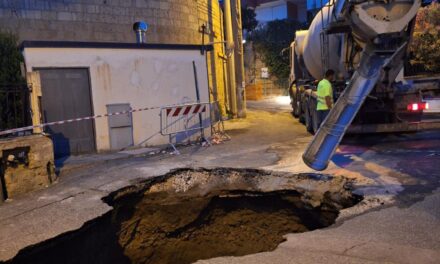 si apre una voragine in strada – Cronaca Flegrea