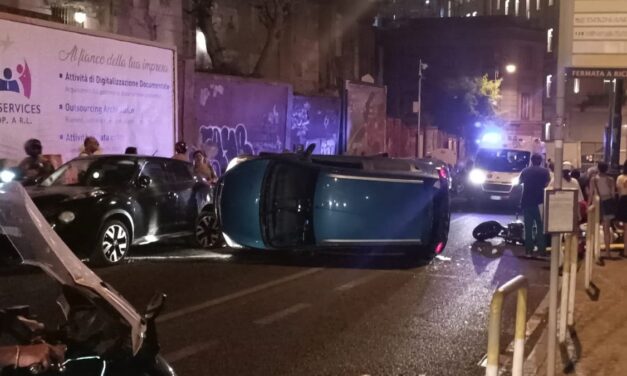 Spaventoso incidente, si ribalta un’auto: coinvolta anche una moto