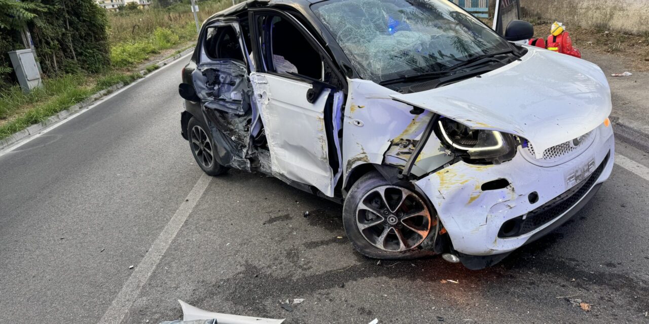 minorenni alla guida di una Smart si schiantano contro un muro – Cronaca Flegrea