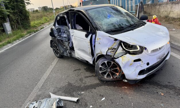 minorenni alla guida di una Smart si schiantano contro un muro – Cronaca Flegrea