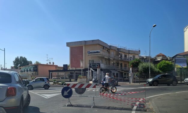 «C’è chi pensa al ponte sullo stretto e chi a Pozzuoli è incapace di aggiustare una griglia su una strada» – Cronaca Flegrea