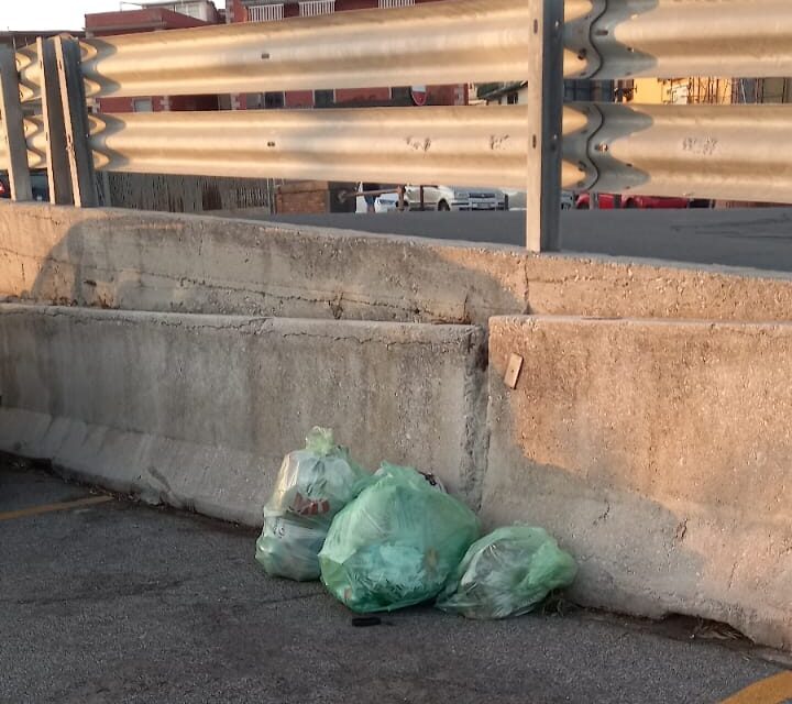 I LETTORI SEGNALANO/ «Rifiuti lasciati a terra nei posti riservati ai pescatori di Pozzuoli» – Cronaca Flegrea