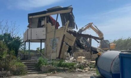 BACOLI| Al via l’abbattimento dell’ex liceo a Casevecchie, lascerà il posto al Polo Nautico