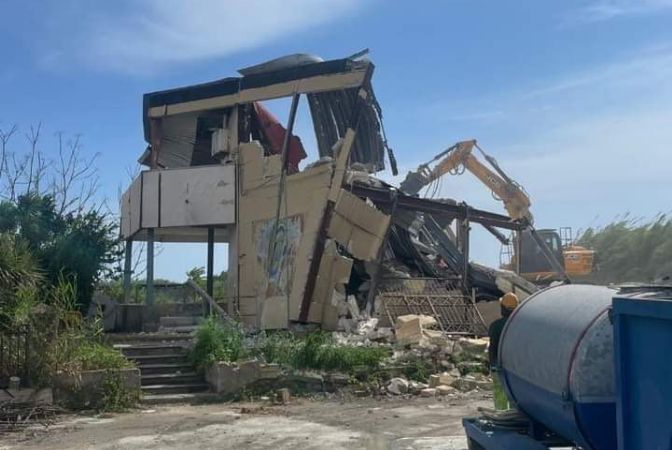 BACOLI| Al via l’abbattimento dell’ex liceo a Casevecchie, lascerà il posto al Polo Nautico