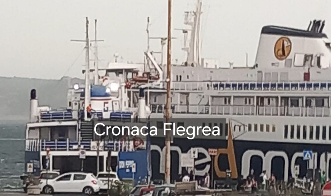 Scontro tra due traghetti nel porto di Pozzuoli – LA FOTO – Cronaca Flegrea