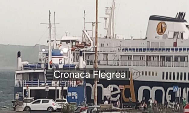 Scontro tra due traghetti nel porto di Pozzuoli – LA FOTO – Cronaca Flegrea