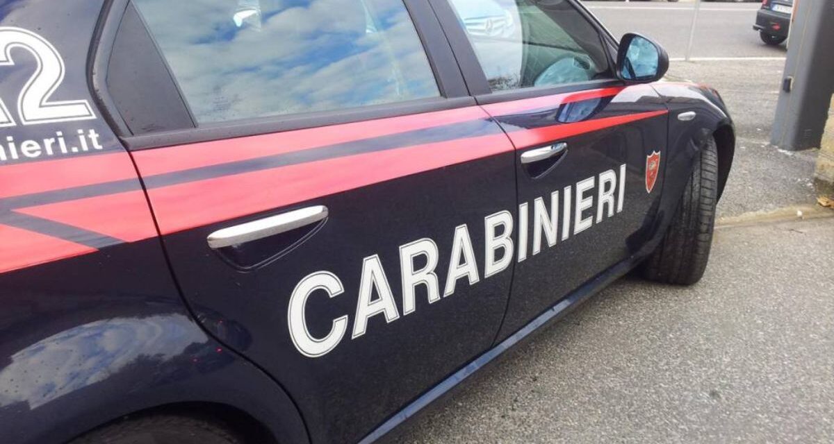 Ragazzo aggredito e ridotto in fin di vita per aver parlato con una ragazza: 17enne arrestato per tentato omicidio