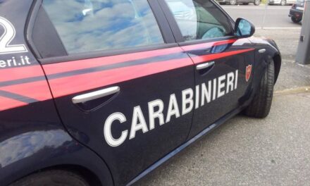 Ragazzo aggredito e ridotto in fin di vita per aver parlato con una ragazza: 17enne arrestato per tentato omicidio