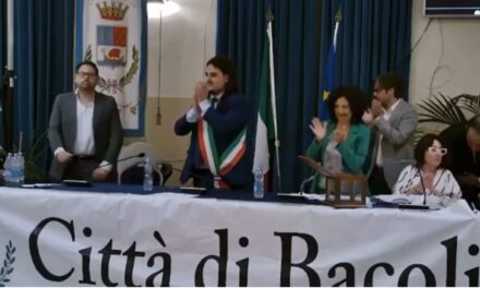 sbagliano la votazione e festeggiano il presidente «Ma questo è un circolo?»- IL VIDEO – Cronaca Flegrea