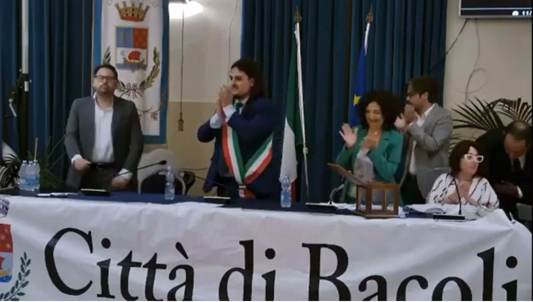 sbagliano la votazione e festeggiano il presidente «Ma questo è un circolo?»- IL VIDEO – Cronaca Flegrea