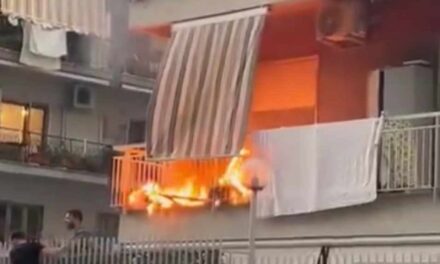 Incendio sul terrazzino di una 85enne, carabinieri soccorrono l’anziana e spengono le fiamme – Cronaca Flegrea