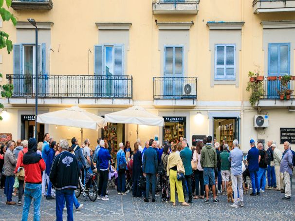 POZZUOLI| Commercio in crisi, il titolare della Phlegraea: “La libreria soffre più delle altre. Nessuno passa più in piazza”