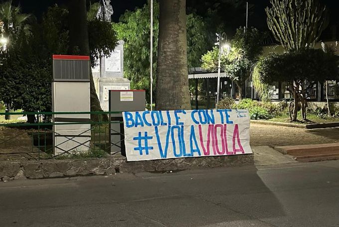 FOTONOTIZIA| “Vola Viola”, a Bacoli affisso uno striscione per sostenere Viola Scotto di Carlo alle Olimpiadi