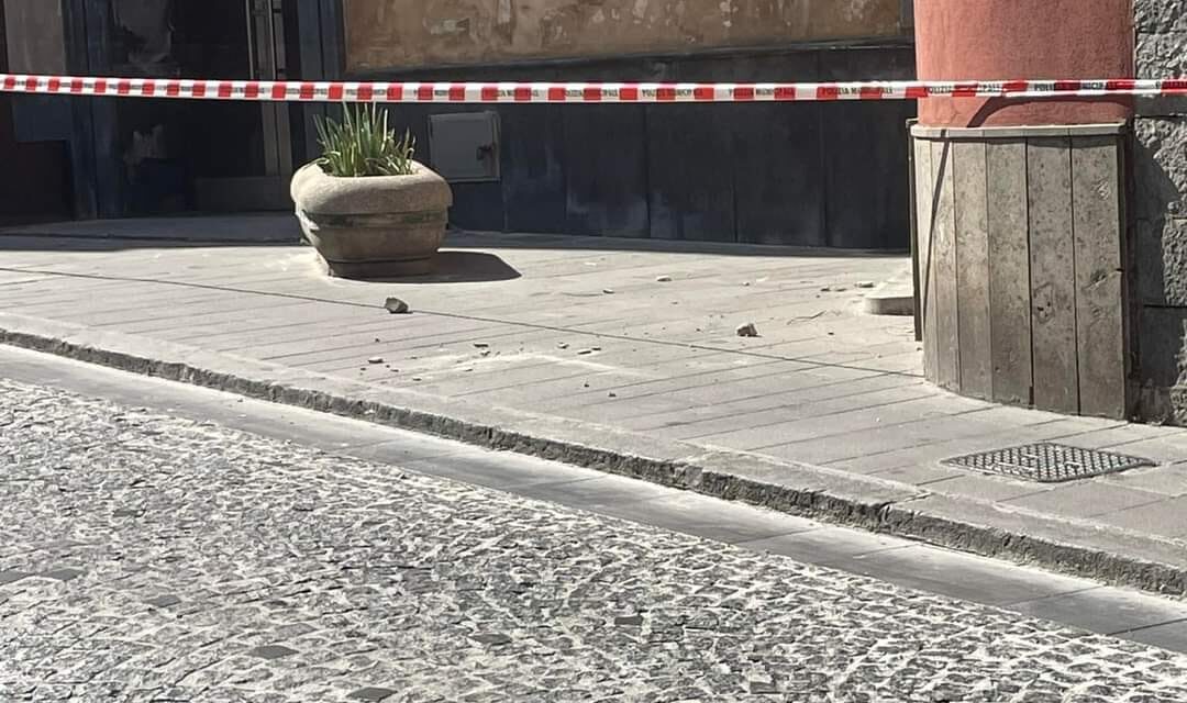 POZZUOLI/ Piovono calcinacci dal Rione Terra, chiusa l’area di ingresso all’ascensore – Cronaca Flegrea