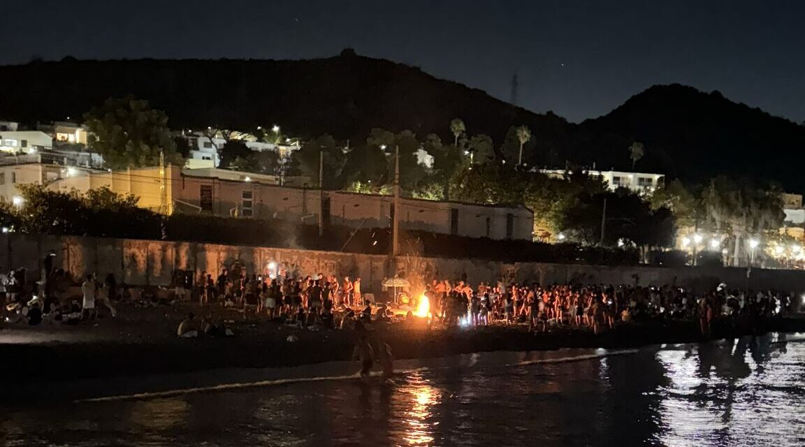 POZZUOLI/ Spiagge affollate e falò a Lucrino nonostante i divieti «Amministrazione comunale incapace di far rispettare un’ordinanza» – LE FOTO