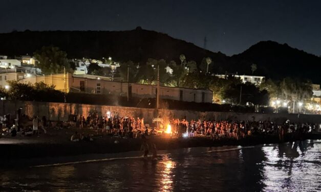 POZZUOLI/ Spiagge affollate e falò a Lucrino nonostante i divieti «Amministrazione comunale incapace di far rispettare un’ordinanza» – LE FOTO