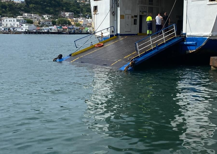 portellone frana in acqua – Cronaca Flegrea