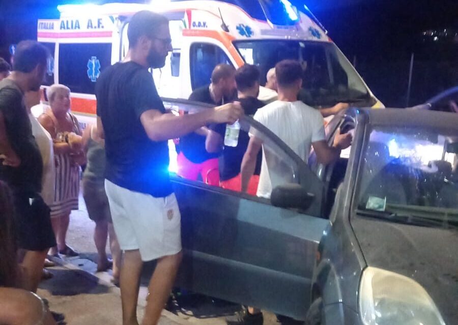 americana alla guida travolge 3 auto e scappa, inseguita dai residenti – LE FOTO – Cronaca Flegrea