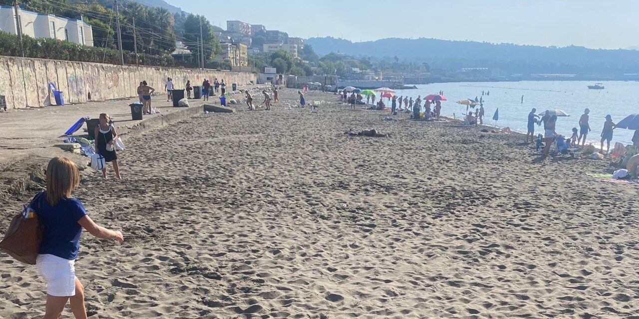 POZZUOLI/ Spiagge ripulite in tempi record da quintali di rifiuti abbandonati dagli incivili dei falò – LE FOTO – Cronaca Flegrea