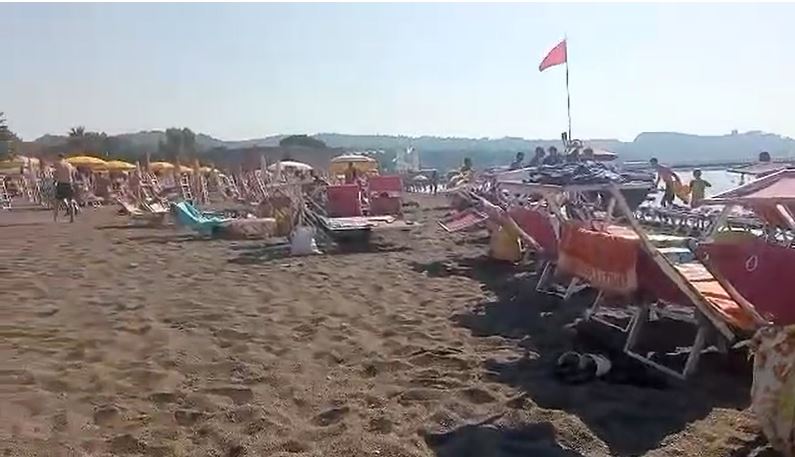 I LETTORI SEGNALANO/ «A Pozzuoli lido occupa parti di spiaggia libera con i propri lettini» – Cronaca Flegrea