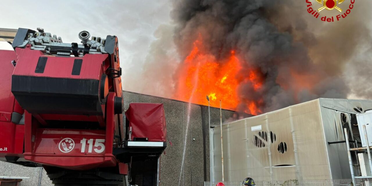 POZZUOLI| Azienda alimentare a fuoco: tra le cause si ipotizza un corto circuito