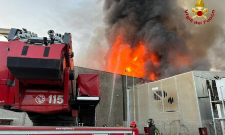 POZZUOLI| Azienda alimentare a fuoco: tra le cause si ipotizza un corto circuito