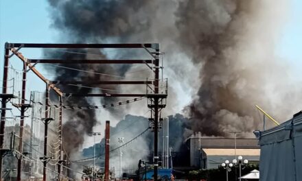 POZZUOLI| Maxi incendio nella zona industriale: in fiamme gli autocarri di un’azienda alimentare