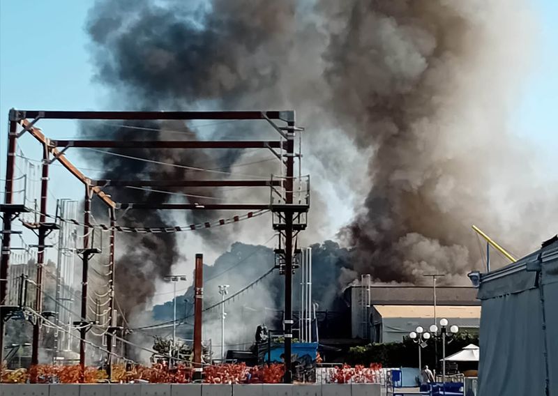 POZZUOLI| Maxi incendio nella zona industriale: in fiamme gli autocarri di un’azienda alimentare